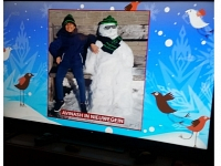 Foto van Avinash met zijn sneeuwpop op het Jeugdjournaal